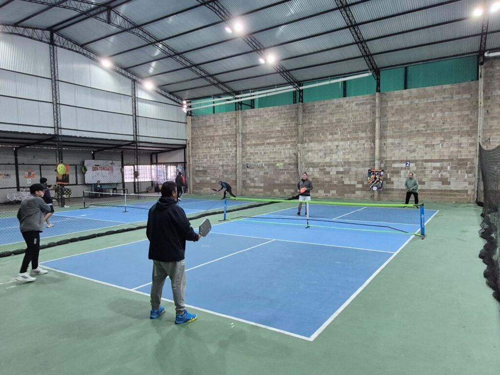 Partido en el Torneo Primer Aniversario de Pickleball Punta del Este